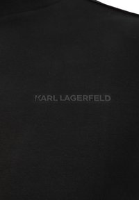 Czarny bawełniany t-shirt z fakturowanym logo "KARL LAGERFELD" w ciemniejszym odcieniu, umieszczonym na środku klatki piersiowej z gładkim wykończeniem.