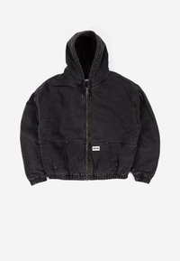 Juodas džinsinis švarkas su gobtuvu, elastinėmis rankogaliais ir juosmeniu. Yra priekinis užtrauktukas ir dvi priekinės kišenės. Apdorotas audinys su matomais siūlėmis.