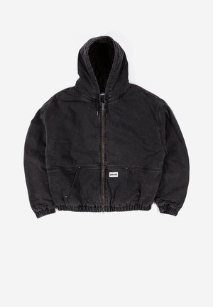 Fekete farmerdzseki kapucnival, rugalmas mandzsettákkal és derékpánttal. Elülső cipzárral és két elülső zsebbel rendelkezik. Texturált anyag, látható varrásokkal.