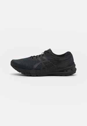 Schwarzer athletischer Laufschuh mit Mesh-Obermaterial, Schnürsenkeln, gepolsterter Sohle und dezentem Logo an der Seite, im rechten Profil vor weißem Hintergrund gezeigt.