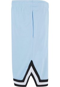 Lyseblå atletikshorts lavet af mesh-stof. Har sorte og hvide stribede detaljer ved kanten og en elasticeret talje med snører.