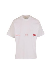 Bílá bavlněná trička s krátkými rukávy, kulatým výstřihem, s červenými textovými logy "Another Cotton" a "ACL" na přední straně.