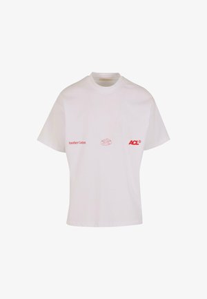 Witte katoenen T-shirt met korte mouwen, ronde halslijn, met daarop rode tekstlogo's "Another Cotton" en "ACL" op de voorkant.