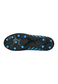 Suola di scarpini da calcio nera con accenti e strisce blu. Presenta una superficie testurizzata e tacchetti per la presa. Design leggero.