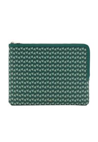 Zelené vzorované zipsové vrecko s geometrickým dizajnom, textúrovaným povrchom a zlatým logom umiestneným v pravom dolnom rohu.