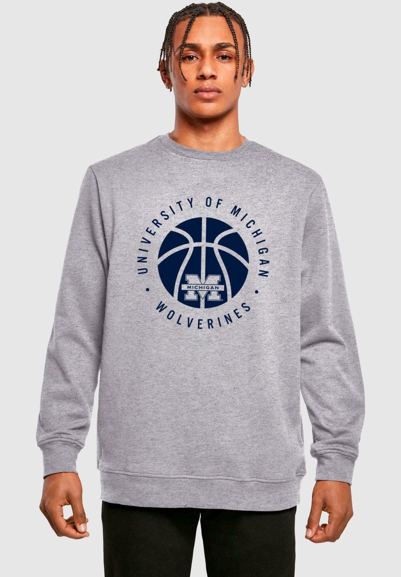 Felpa grigia in cotone con una grafica di basket. Il testo recita "University of Michigan Wolverines" in blu navy.