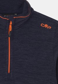 Merinotekot pullover sinisellä värillä ja korkealla kauluksella, oranssi vetoketju ja kontrastoiva oranssi logo. Pehmeä tekstuuri ja sileä pinta. Laajennettava puoliveto- siin.