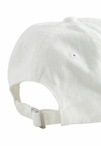 Weißes Baumwoll-Baseballcap mit gebogenem Schirm, verstellbarem Metallverschluss hinten und Belüftungsöffnungen. Strukturiert Oberfläche.