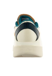 Sneaker bianco con dettagli in pelle blu navy e cuciture arancioni. Punta arrotondata, tacco imbottito e suola in gomma testurizzata. Rivestimento in tessuto liscio.