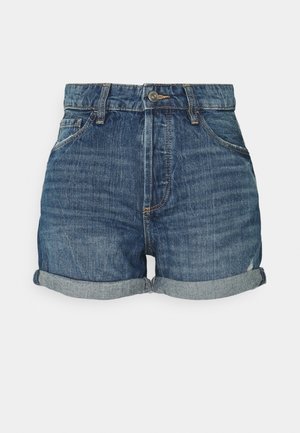 Shorts de mezclilla en azul medio con un acabado ligeramente desgastado. Cuenta con dobladillos enrollados, cinco bolsillos y cierre de botón.