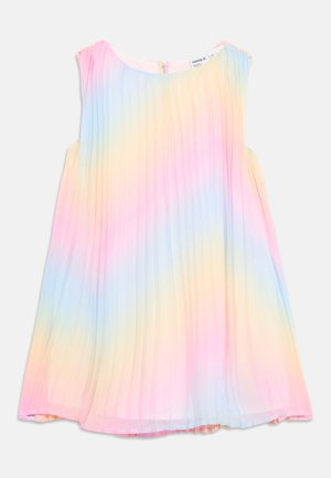 Ermeløs plissert kjole med pastellregnbuegradient i myke rosa, gule, blå og ferskenfarger.