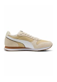 Beige ruskind og mesh sneakers med hvide detaljer, rund tå, flad gummisål og teksturerede paneler for støtte og stil.