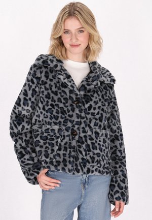 Faux fur jas met een grijze basis, zwarte luipaardvlekken, een sjiekraag en twee voorke pockets. Voorzien van zwarte knopen voor sluiting.