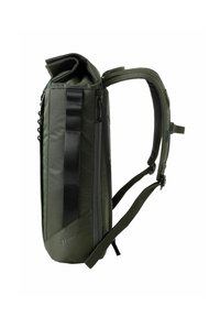 Mochila verde de tipo roll-top que cuenta con una tela texturizada, resistente al agua, cremalleras laterales y correas ajustables acolchadas para mayor comodidad.