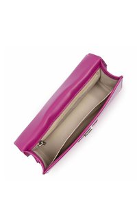 Portefeuille en cuir rose avec une texture lisse, comportant un compartiment zippé et une doublure beige, présentant un design simple et rectangulaire.