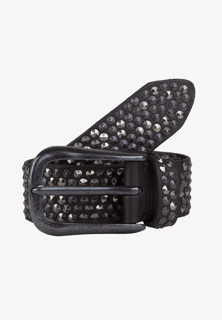 Cintura in pelle nera con borchie tonde in argento e una fibbia in metallo opaco. La cintura presenta una superficie testurizzata con un motivo distintivo.