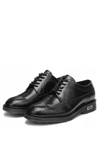 Scarpe eleganti in pelle nera con un classico design a punta di ala, dettagli perforati e suola in gomma nera. Presentano lacci e una finitura liscia.