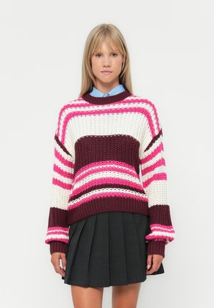 Strikkegenser med brede horisontale striper i burgunder, rosa og hvitt. Litt oversized passform med ribbede mansjetter og rund hals.