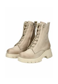 Stivali alla caviglia in pelle beige con finitura testurizzata, dotati di lacci frontali, zip laterale e suola piatta chunky.