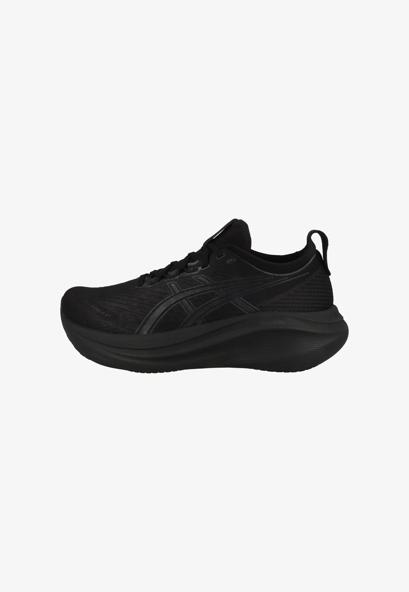 Sapatos desportivos pretos com um cabedal em malha lisa, bico arredondado e sola espessa e acolchoada. Apresentam atacadores pretos e detalhes de logo subtis.