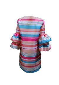 Vestido a rayas en tela de satén, con llamativas rayas en rosa, azul y melocotón. Las mangas acampanadas con detalles de volantes realzan su diseño.