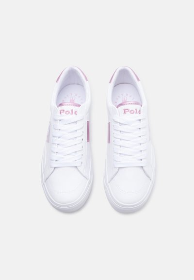 Para białych niskich trampek z różowymi akcentami i wyhaftowanym napisem "Polo" na języku, widzianych z góry na jednolitym tle.