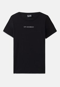 Svart T-skjorte med korte ermer laget av bomull, med "EA7 Emporio Armani" logo i hvit tekst over brystet, rund halslinning.