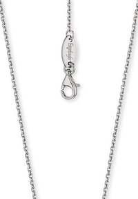 Collana in argento con chiusura a moschettone. Presenta un design a maglie sottili, una superficie liscia e un'etichetta ovale vicino alla chiusura.