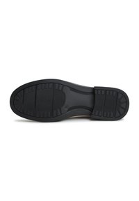 Semelle de chaussure noire avec un motif de bande de roulement texturé, bout arrondi et section de talon définie, présentée sur fond blanc.