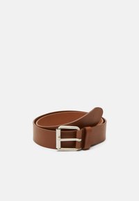 Ceinture en cuir marron avec une boucle en métal argenté, présentant une texture lisse et un design simple, légèrement roulée à une extrémité.