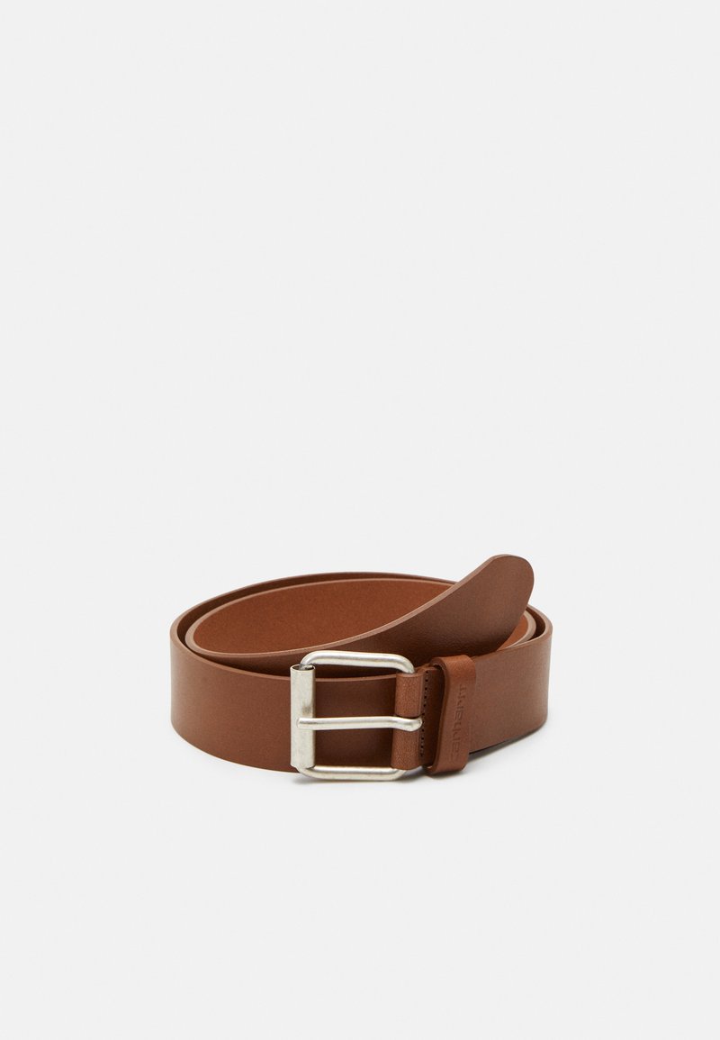 Ceinture en cuir marron avec une boucle en métal argenté, présentant une texture lisse et un design simple, légèrement roulée à une extrémité.