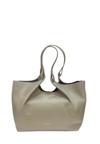 Borsa a spalla in pelle beige con finitura testurizzata, apertura superiore, doppio manico e un sottile logo del marchio sul davanti.
