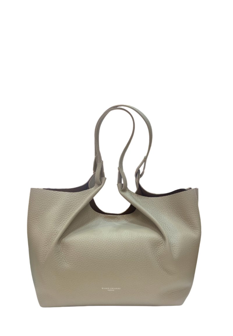 Borsa a spalla in pelle beige con finitura testurizzata, apertura superiore, doppio manico e un sottile logo del marchio sul davanti.