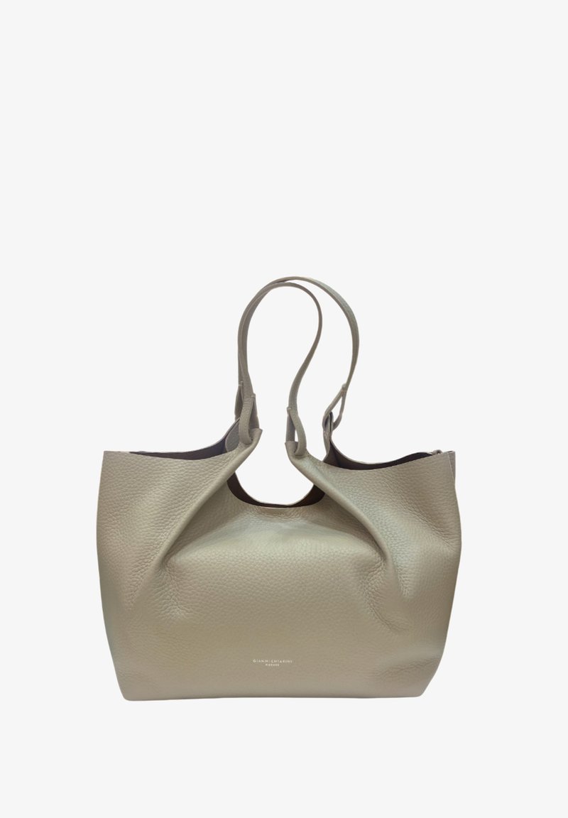 Borsa a spalla in pelle beige con finitura testurizzata, apertura superiore, doppio manico e un sottile logo del marchio sul davanti.
