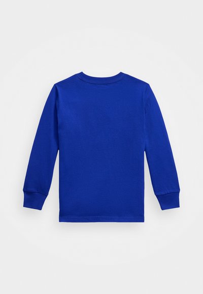 T-shirt bleu à manches longues en coton, avec un col rond et des poignets côtelés. Texture lisse sans motifs ni accents visibles.