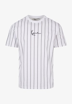 Balta īsām piedurknēm T-krekls ar vertikālām melnām svītrām un izšūtu paraksta dizainu kreisajā krūtī. Mīksta kokvilnas audums.