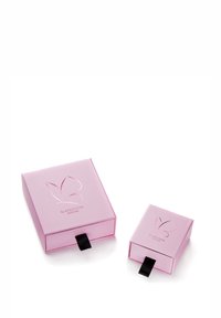 Divi rozā kastītes ar spīdīgu apdari. Lielākajai kastītei ir melna vilkšanas cilpa un izspiestais tauriņu logo; mazākā kastīte ir ar atbilstošu dizainu.