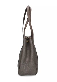 Borsa a tracolla marrone con texture, caratterizzata da un motivo a logo, due spallacci sottili e una base arrotondata con dettagli in metallo dorato.