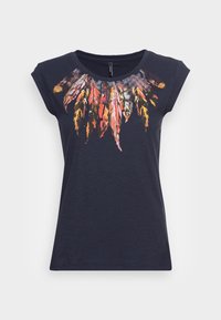 T-paidat lyhyet hiharat tummansinisessä värissä, joissa on värikäs abstrakti höyhenprintti kaula-aukolla. Pehmeä puuvillamateriaali rentoa istuvuutta varten.