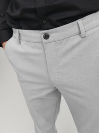 Jack & Jones PREMIUM JPSTOLLIE JJBENJI - Chino-püksid - grey