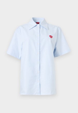 Lyseblå og hvide stribet kortærmet skjorte med knapper og en spids krave samt en lille rød hjerte-logo på brystet.