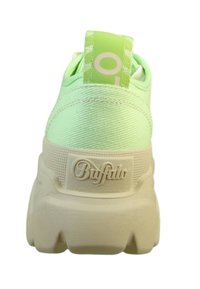 Mintgrønn sneaker med teksturert øvre, tykk kremfarget såle og en merket hælklapp. Har en kontrasterende logo på drahank.
