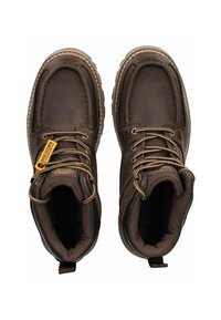 Botas de cuero marrón hasta el tobillo con punta redonda, costuras en contraste, ojales dorados y forro texturizado. Cuenta con una pestaña en la parte posterior para facilitar su colocación.