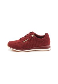 Sneaker rossa con una tomaia in rete testurizzata, dettagli in suede, chiusura con lacci sul fronte e una cerniera laterale. Suola intermedia bianca con una suola in gomma.
