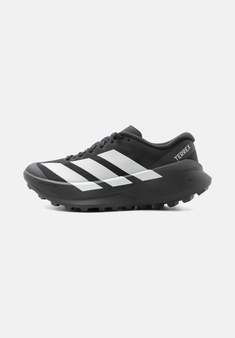 Черен маратон за трейл бягане Adidas Terrex с бели ивици, дебела омекотена подметка и текстурирана подметка за сцепление.