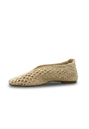 Scarpa piatta beige intrecciata con punta arrotondata e tacco basso, con una texture aperta simile a un cestino sul lato superiore.