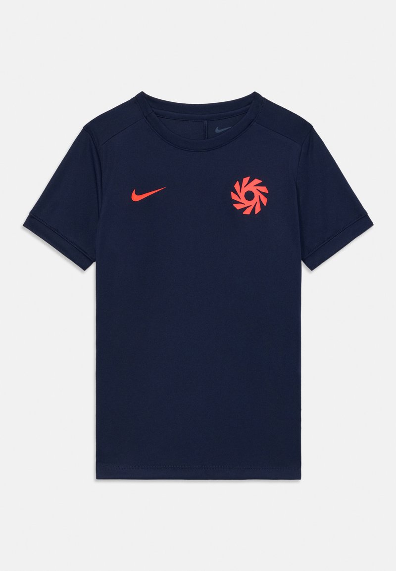 Camiseta atlética de manga corta en azul marino con el swoosh rojo de Nike y un emblema circular en el pecho.