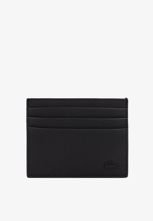 Porta-cartões preto feito de material texturizado, com múltiplas slots, um design slim e um detalhe do logotipo em relevo no canto inferior.