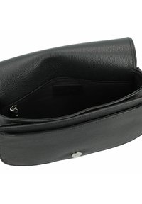 Sort læderhandtaske med en struktureret overflade, lynlåslomme indeni og magnetisk lukning. Kompakt design med en glat indvendig side.