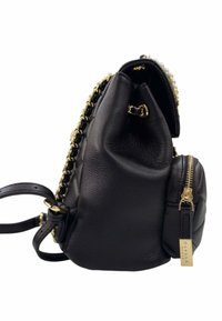 Borsa a mano in pelle nera con tracolla in catena dorata, tasca frontale con zip e chiusura a pattina decorata con perle, mostrata in vista laterale.